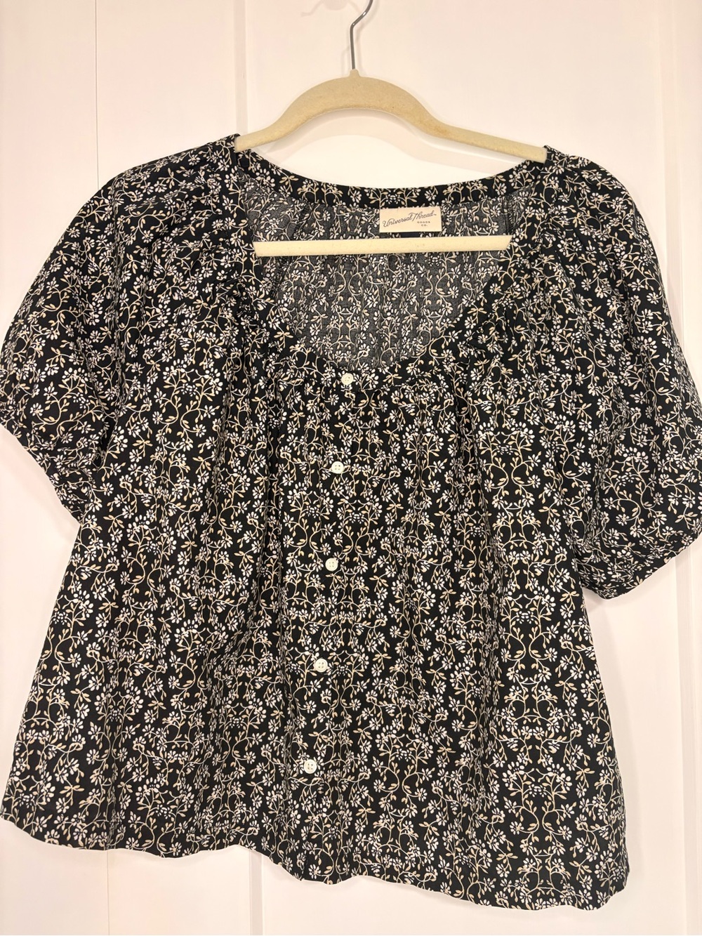 Universal Thread women’s Black Floral blouse